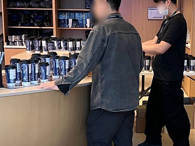 지난 13일 서울 서초 차지 강남 플래그십 스토어 매대에 픽업을 기다리는 수십잔의 음료가 놓여 있다. 사진=김현지 기자