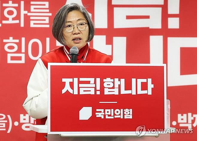 22일 이수정 국민의힘 경기 수원정 당협위원장은 안교재 국민의힘 수원시장 후보 지지 유세 단상에 올라 "여러분들 스타벅스 가야 하나요, 말아야 하나요. 오늘 중으로 스타벅스에 가서 인증사진을 찍어 올리시라"고 말했다. /사진=연합뉴스