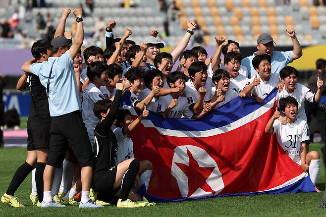 북한 내고향여자축구단이 23일 경기 수원시 장안구 수원종합운동장에서 열린 202-2026 아시아축구연맹(AFC) 여자 챔피언스리그(AWCL) 도쿄 베르디 벨레자와의 경기에서 승리해 기념사진을 찍고 있다. 김영원 기자 forever@hani.co.kr