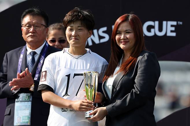 북한 내고향여자축구단이 23일 경기 수원시 장안구 수원종합운동장에서 열린 202-2026 아시아축구연맹(AFC) 여자 챔피언스리그(AWCL) 도쿄 베르디 벨레자와의 경기에서 승리한 뒤 김경영이 MVP 트로피를 받고 있다. 김영원 기자 forever@hani.co.kr
