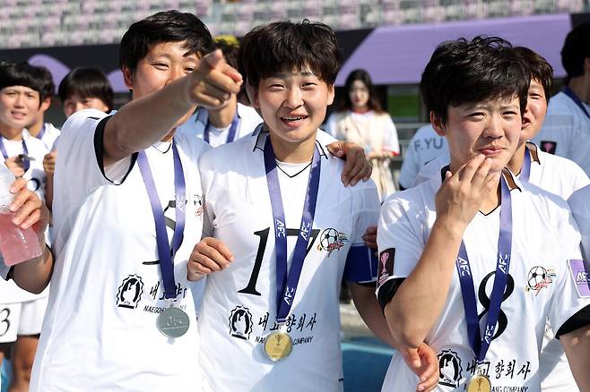 북한 내고향여자축구단이 23일 경기 수원시 장안구 수원종합운동장에서 열린 202-2026 아시아축구연맹(AFC) 여자 챔피언스리그(AWCL) 도쿄 베르디 벨레자와의 경기에서 승리해 김경영 등 선수들이 감독과 기념사진을 찍기 위해 걸어가고 있다. 김영원 기자 forever@hani.co.kr
