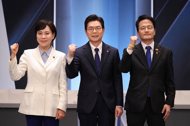 4월 3일 더불어민주당 서울시장 본경선 후보자 2차 합동토론회에서 전현희(왼쪽부터), 정원오, 박주민 예비후보가 기념촬영을 하고 있다. 뉴시스
