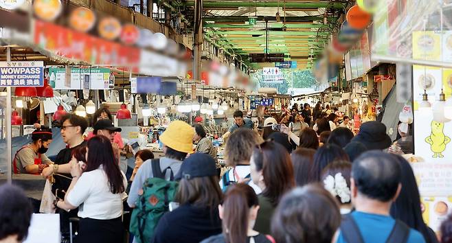 18일 오전 서울 종로구 광장시장이 시민들과 관광객들로 붐비고 있다. 종로구는 오는 6월 1일부터 바가지요금 근절 등을 위해 노점 실명제를 시행할 예정이다. 뉴스1