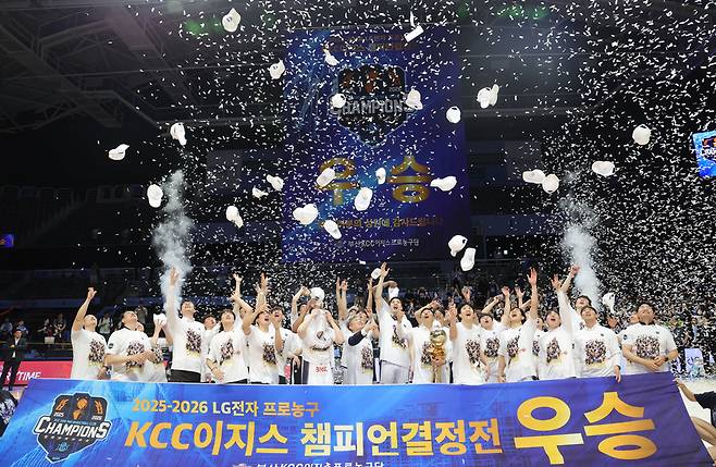 13일 경기도 고양시 일산서구 고양 소노 아레나에서 열린 '2025-2026 KBL 챔피언결정전 5차전' 고양 소노 스카이거너스와 부산 KCC 이지스의 경기, 68-76으로 승리하며 우승을 차지한 KCC 이상민 감독을 비롯한 선수들이 기뻐하고 있다. /뉴시스