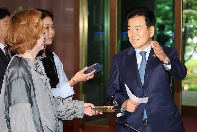정동영 통일부 장관이 지난 21일 오전 서울 종로구 정부서울청사로 출근하며 기자들의 질문에 답하고 있다. 연합뉴스