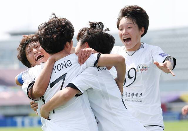23일 수원종합운동장에서 열린 아시아축구연맹(AFC) 여자 챔피언스리그(AWCL) 결승 내고향여자축구단과 도쿄 베르디 벨레자의 경기. 내고향 김경영이 골을 넣고 동료들과 기뻐하고 있다. 연합뉴스