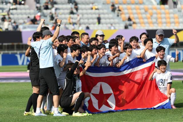 23일 수원종합운동장에서 열린 아시아축구연맹(AFC) 여자 챔피언스리그(AWCL) 결승 내고향여자축구단과 도쿄 베르디 벨레자의 경기. 내고향 선수단이 우승을 확정지은 뒤 인공기를 펼치며 기념촬영을 하고 있다.연합뉴스