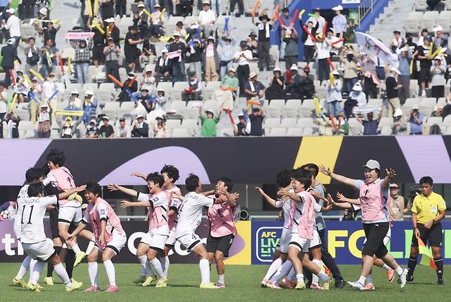 23일경기 수원종합운동장에서 열린 2025~2026시즌 아시아축구연맹(AFC) 여자 챔피언스리그(AWCL) 결승전에서 도쿄 베르디 벨레자를 1대0으로 꺾고 우승을 차지한 내고향여자축구단 선수들이 기뻐하고 있다. 뉴시스