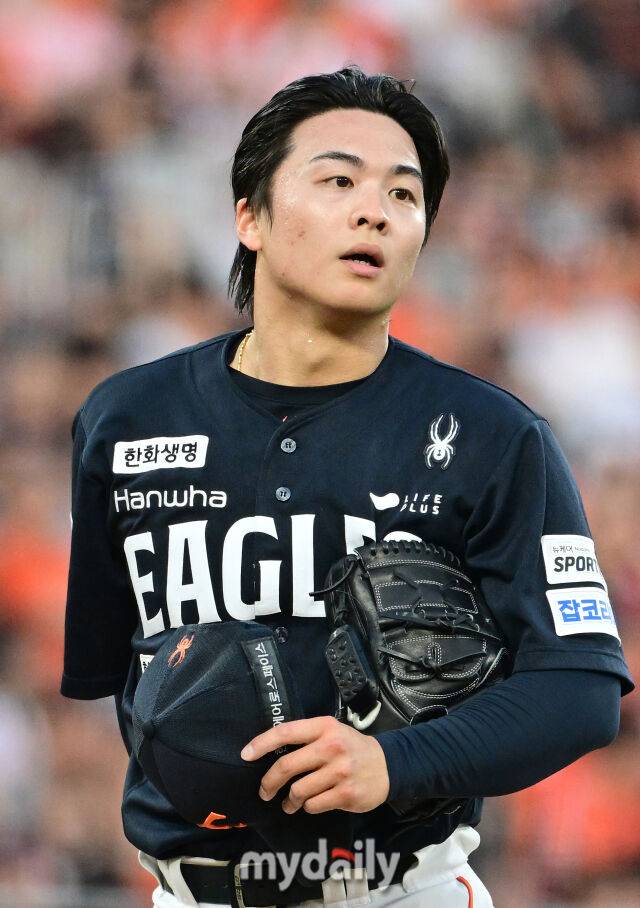 2026년 5월 15일 오후 경기도 수원KT위즈파크에서 열린 '2026 신한 SOL KBO리그' 한화 이글스와 KT 위즈의 경기. 한화 선발투수 왕옌청이 2회말 2사 1.2루서 KT 최원준에게 몸에 맞는 공을 던진 뒤 사과하고 있다./마이데일리