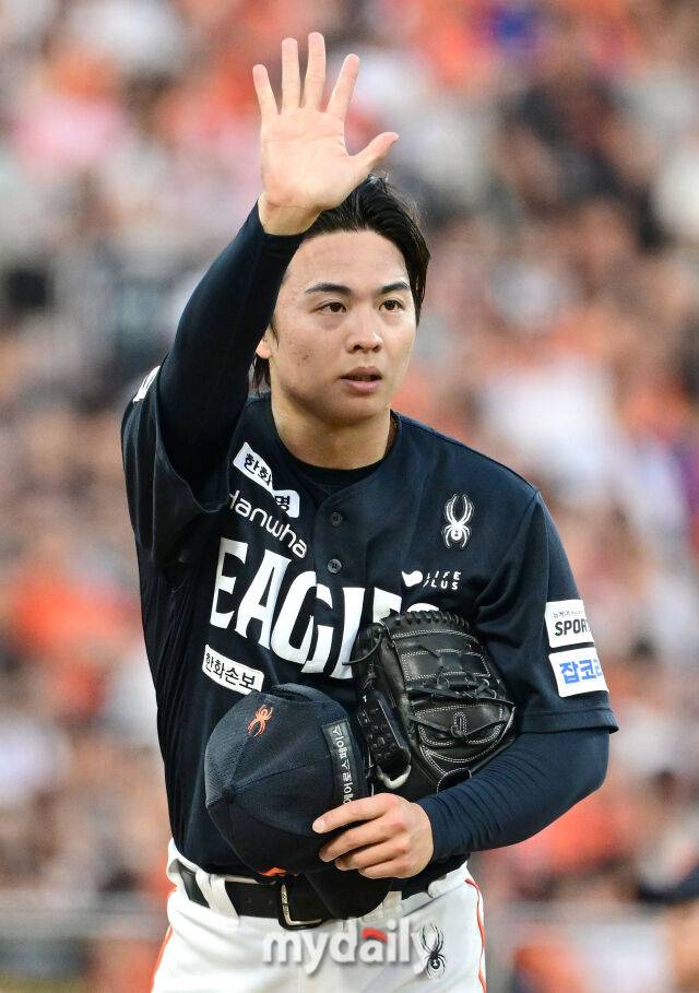 2026년 5월 15일 오후 경기도 수원KT위즈파크에서 열린 '2026 신한 SOL KBO리그' 한화 이글스와 KT 위즈의 경기. 한화 선발투수 왕옌청이 2회말 2사 1.2루서 KT 최원준에게 몸에 맞는 공을 던진 뒤 사과하고 있다./마이데일리
