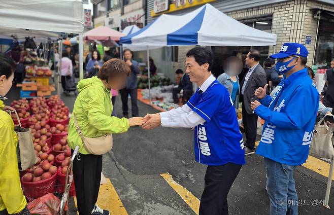 지난 21일 오전 박형룡 더불어민주당 후보가 달성군 화원읍 화원시장을 찾아 군민들께 악수를 건네고 있다. 사진=김도윤 기자