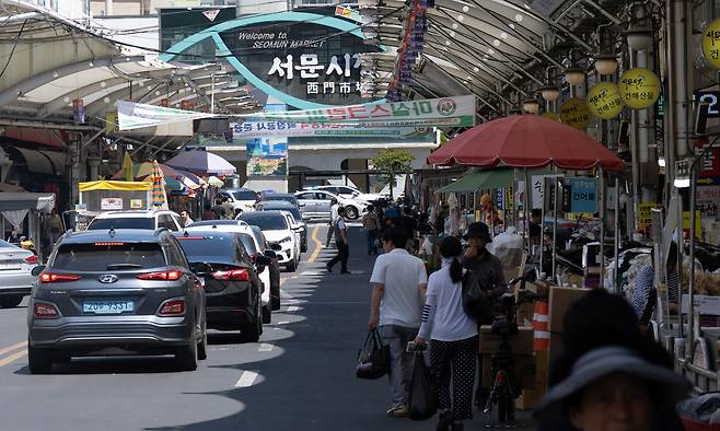 지난 18일 오후 대구 중구 서문시장이 시민들로 북적이고 있다. 대구=윤창빈 기자