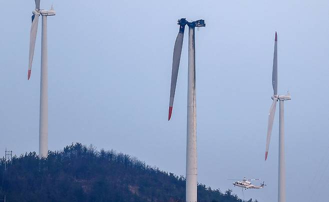 3월 23일 경북 영덕군 한 풍력발전단지 내 풍력발전기에서 화재가 발생해 출동한 헬기가 발전기와 주변으로 번진 불길을 진압하기 위해 물을 뿌리고 있다. 이 사고로 정비 작업자 3명이 숨졌다. 뉴시스