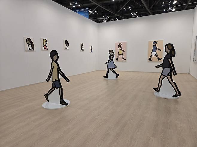 21~24일 부산 벡스코에서 열리는 아트부산에 참가한 국제갤러리는 줄리안 오피의 개인전으로 부스 전체를 채웠다. /부산=조상인기자