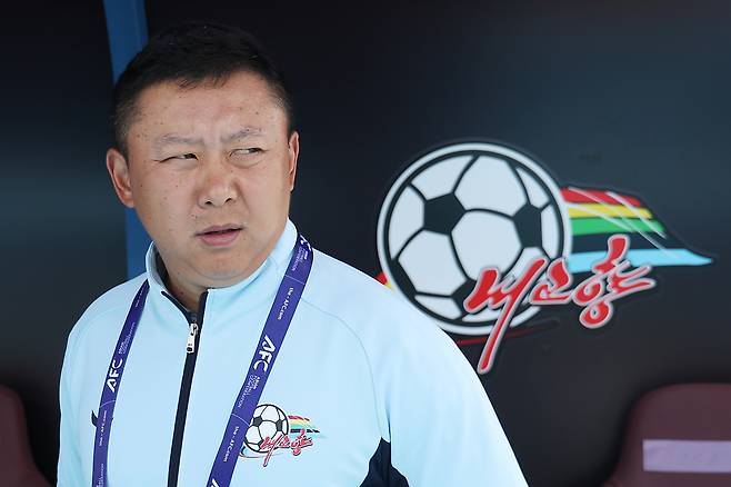 23일 수원 장안구 수원종합운동장에서 열린 아시아축구연맹(AFC) 여자 챔피언스리그(AWCL) 결승 내고향여자축구단과 도쿄 베르디 벨레자의 경기. 내고향 리유일 감독이 경기장에 들어서 있다. 연합뉴스