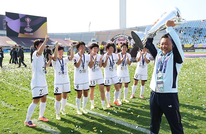 ▲ 23일 수원 장안구 수원종합운동장에서 열린 아시아축구연맹(AFC) 여자 챔피언스리그(AWCL) 결승 내고향여자축구단과 도쿄 베르디 벨레자의 경기. 우승한 내고향 리유일 감독이 우승컵을 들어올리고 있다. ⓒ연합뉴스