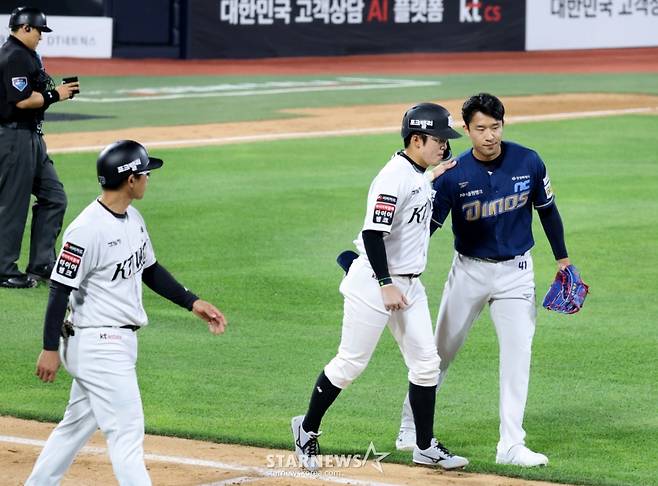NC 우완불펜 류진욱이 22일 수원KT위즈파크에서 열리는 2026KBO리그 KT위즈와 NC다이노스 경기 7회말 1사 2,3루에서 허경민의 등을 맞춘 후 미안함을 전하고 있다. 2026.0.22. /사진=강영조 선임기자