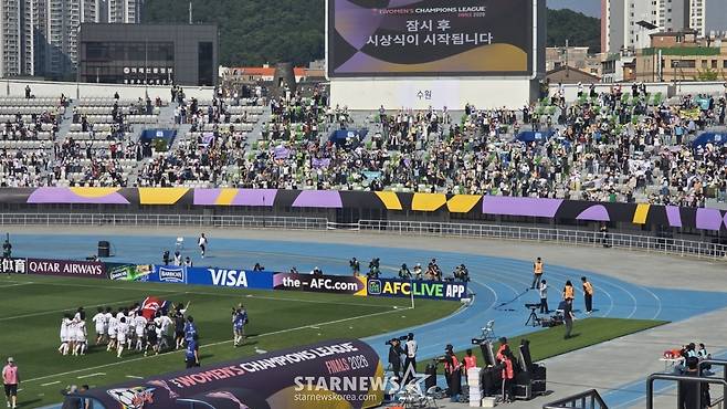 23일 수원종합운동장에서 열린 내고향축구단과 도쿄 베르디 벨레자의 2025-2026 아시아축구연맹(AFC) 여자 챔피언스리그 결승전. 우승을 확정한 내고향 선수들이 대형 인공기를 든 채 공동 응원단쪽으로 향하고 있다. 그런 내고향 선수들을 향해 박수를 보내고 있는 공동 응원단. /사진=김명석 기자