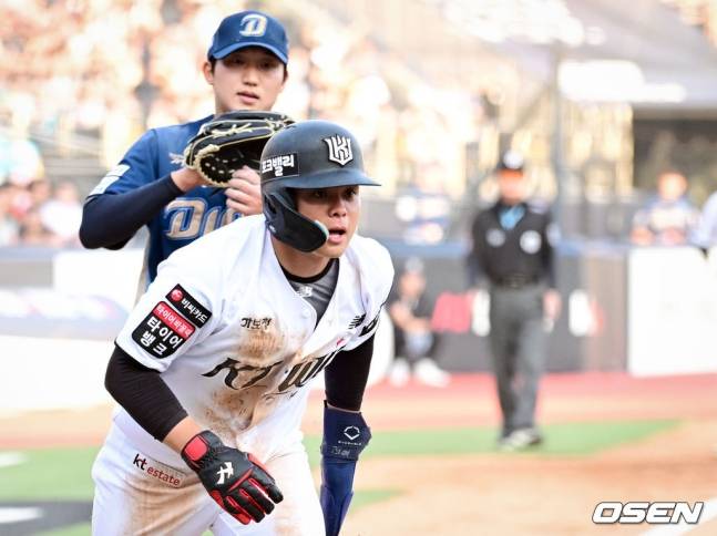 KT 위즈 권동진(오른쪽)이 23일 수원 KT위즈파크에서 열린 NC 다이노스와 2026 신한 SOL KBO리그 홈경기에서 3회말 폭투 때 득점하고 있다.