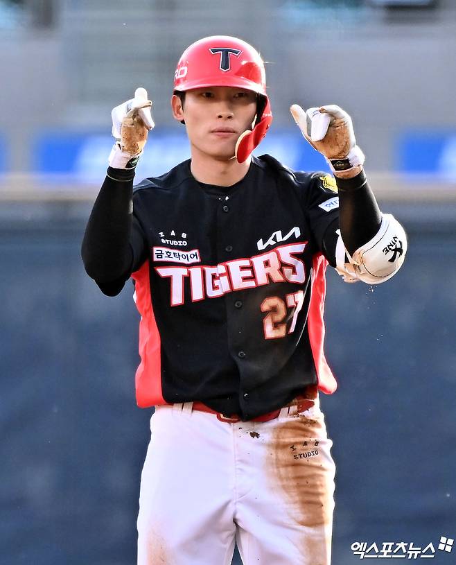 18일 오후 서울 송파구 잠실야구장에서 열린 '2026 신한 SOL Bank KBO리그' KIA 타이거즈와 두산 베어스의 경기, 4회초 1사 KIA 김호령이 2루타를 날리고 있다. 엑스포츠뉴스 DB