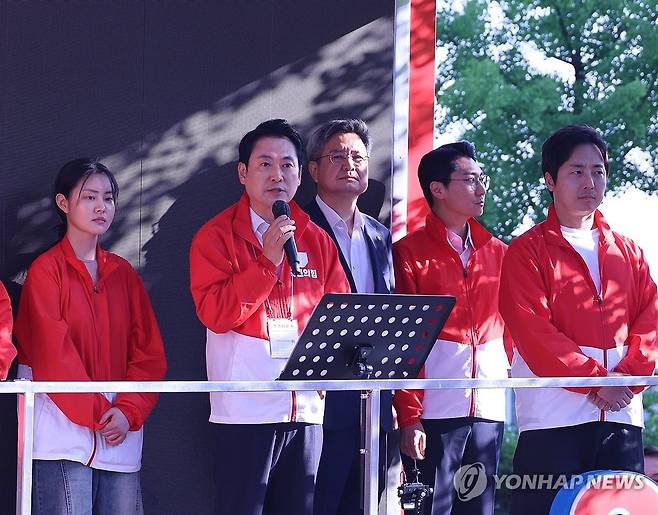 장동혁, 대전MBC 규탄 (대전=연합뉴스) 김소연 기자 = 국민의힘 장동혁 상임선대위원장이 23일 대전 유성구 대전MBC 앞에서 자당 김태흠 충남지사 후보의 TV토론회 모두발언이 빠진 채 방송된 데 대해 항의하고 있다. 2026.5.23 soyun@yna.co.kr