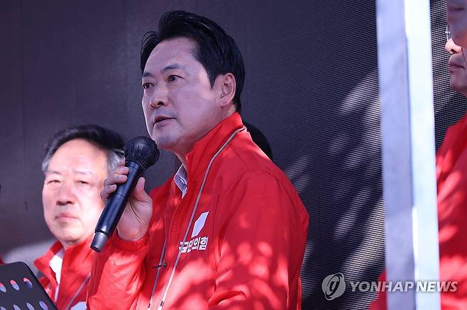 장동혁, 대전MBC에 항의 (대전=연합뉴스) 김소연 기자 = 국민의힘 장동혁 상임선대위원장이 23일 대전 유성구 대전MBC 앞에서 자당 김태흠 충남지사 후보의 TV토론회 모두발언이 빠진 채 방송된 데 대해 항의하고 있다. 2026.5.23 soyun@yna.co.kr