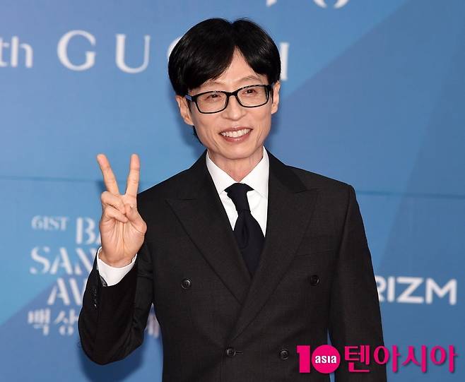 방송인 유재석이 브이 포즈를 취하고 있다. / 사진=텐아시아DB