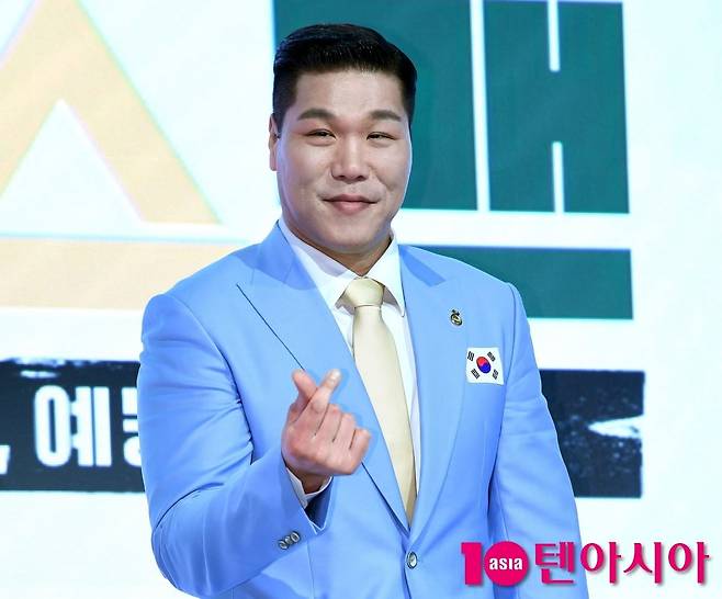 방송인 서장훈이 취재진 앞에서 포즈를 취하고 있다. / 사진=텐아시아DB
