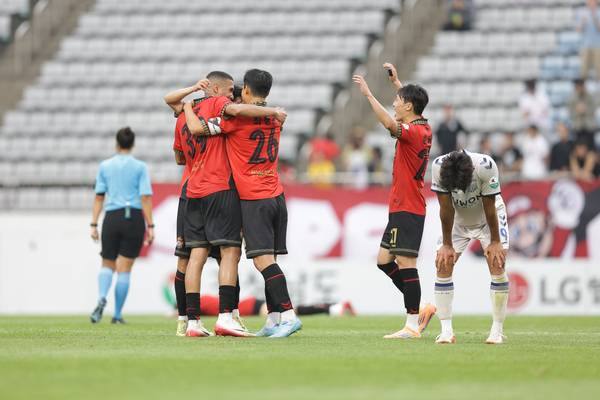 경남FC 선수들이 23일 열린 수원FC와 경기에서 승리 직후 세레모니를 하고 있다. /프로축구연맹