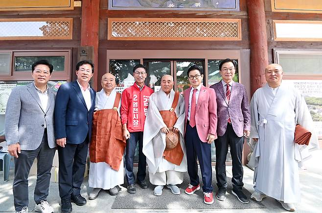 ▲ 이철우 국민의힘 경북도지사후보가 24일 영천 은해사 봉축법요식에 참석해 성로주지스님, 임종식 경북도교육감 후보, 김병삼 영천시장 후보 등과 기념촬영하고 있다. 이철우 캠프 제공