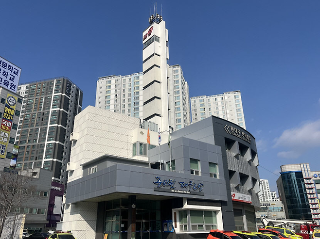 대구혁신도시로 이전하기 전 동구 신천동에 있을 당시 대구동부소방서 전경. 청사 위로 소방망루가 솟아 있다. 영남일보DB