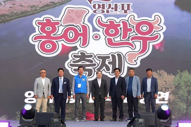 영산강둔치 체육공원 일원에서 ‘제22회 영산포 홍어‧한우축제’가 22일 개막했다. 개막식에 참석한 내빈들이 기념사진을 찍고 있다. (제공=나주시)