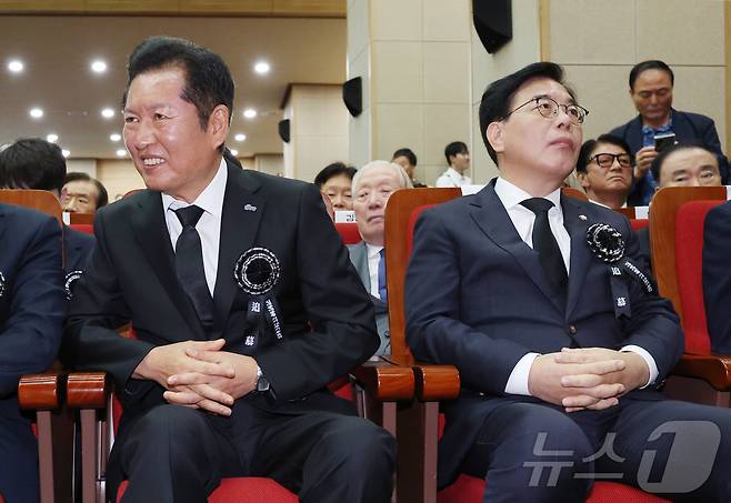 정청래 더불어민주당 대표(왼쪽)와 송언석 국민의힘 비상대책위원장 겸 원내대표가 2025년 8워 ㄹ18일 서울 동작구 국립서울현충원 현충관에서 열린 김대중 대통령 서거 16주기 추모식에 참석해 있다. (공동취재) 2025.8.18 ⓒ 뉴스1 박정호 기자