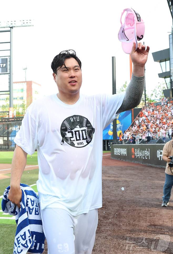한화이글스 류현진이 24일 대전 한화생명볼파크에서 열린 2026 신한 SOL KBO리그 두산 베어스와의 경기에서 승리하며 KBO·MLB 통산 200승을 달성한 뒤 팬들을 향해 인사하고 있다. 2026.5.24 ⓒ 뉴스1 김기남 기자