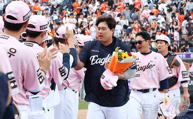 한화이글스 류현진이 24일 대전 한화생명볼파크에서 열린 2026 신한 SOL KBO리그 두산 베어스와의 경기에서 승리 투수가 되며 KBO·MLB 통산 200승을 달성, 동료들의 축하를 받고 있다. 2026.5.24 ⓒ 뉴스1 김기남 기자
