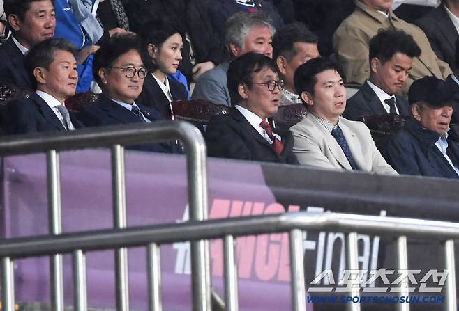 20일 수원종합운동장에서 열린 2025-2026시즌 아시아축구연맹(AFC) 여자 챔피언스리그(AWCL) 내고향여자축구단과 수원FC위민의 준결승전. 정몽규 대한축구협회장(왼쪽부터), 우원식 국회의장, 최휘영 문화체육관광부 장관, 유승민 대한체육회장이 경기를 관전하고 있다.. 수원=박재만 기자 pjm@sportschosun.com/2026.05.20/