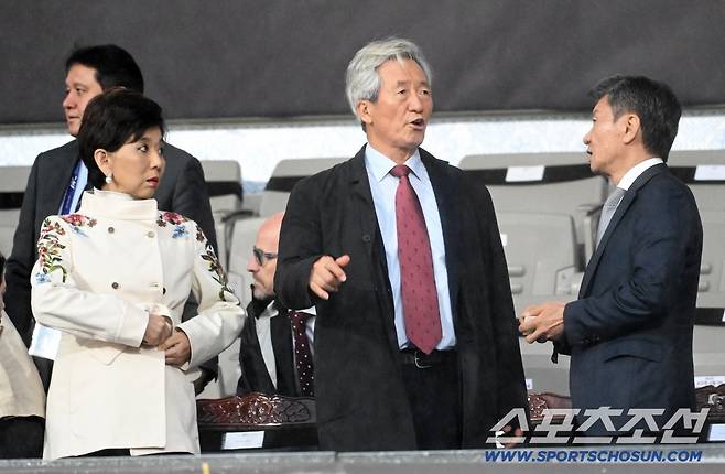 20일 수원종합운동장에서 열린 2025-2026시즌 아시아축구연맹(AFC) 여자 챔피언스리그(AWCL) 내고향여자축구단과 수원FC위민의 준결승전. 미셸 강 올림피크 리옹 구단주, 정몽준 명예회장, 정몽규 대한축구협회회장이 대화를 나누고 있다. 수원=박재만 기자 pjm@sportschosun.com/