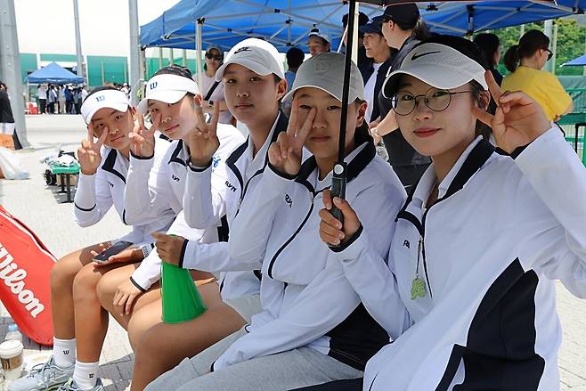 제55회 전국소년체육대회 15세 이하부 여자단체전에 출전한 서울팀. 임연경, 김아율, 박예나, 김태희, 박지연(왼쪽부터)