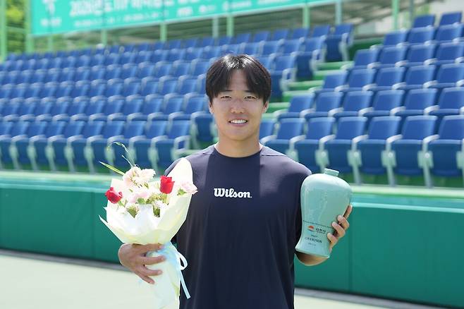 신산희가 우승 도자기를 들고 환하게 웃고 있다. 김도원 기자