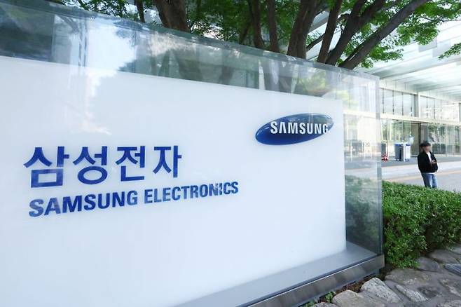 지난해 삼성전자 직원 평균 연봉은 약 1억5800만원으로 전년보다 21.5% 증가했다. 연합뉴스