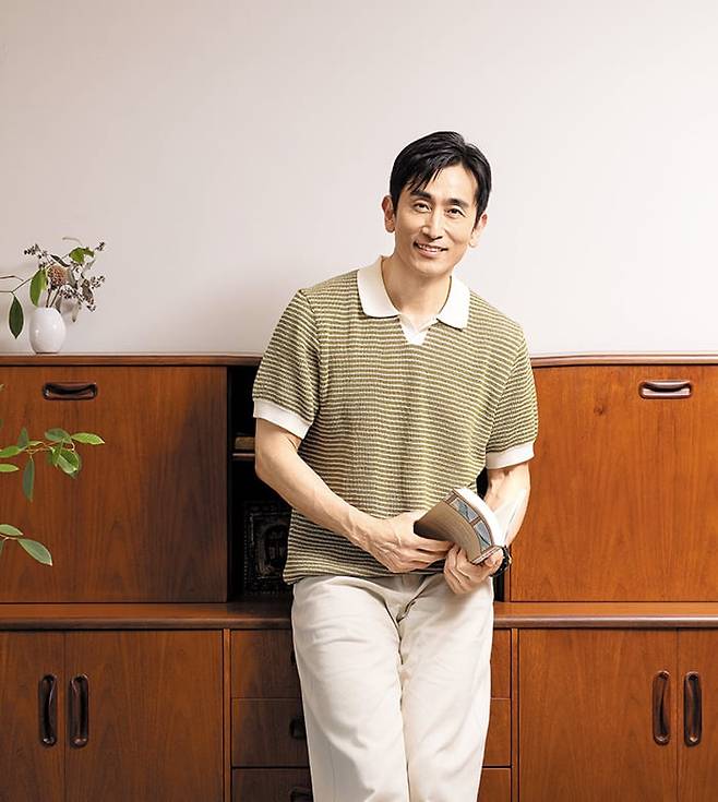 차인표는 작법서를 읽고 온라인으로 강의 들으며 소설 쓰기를 독학했다. 처음 집필을 시작할 때는 물어볼 곳이 없어 어머니께 글을 보냈다. 차인표는 “어머니가 미주 한국일보 신춘문예에 단편소설로 당선되셨기도 했지만, 무엇보다 내가 글쓰기를 시작한 이유인 ‘다른 사람의 아픔에 공감하고 싶은 마음’이 어머니로부터 왔다고 생각했기 때문에 글을 보냈다”라고 했다. /장은주 영상미디어 객원기자