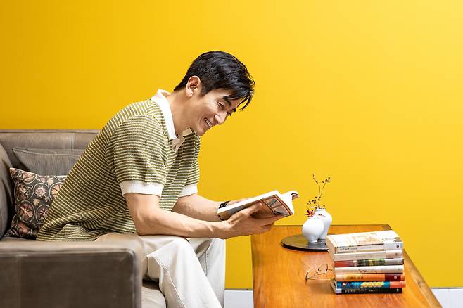 차인표 앞에 지난 17년간 그가 쓴 책들이 놓였다. 그는 “첫 책을 낼 때만 해도 배우 차인표인 게 티 나지 않게 편집해 달라는 요청을 했었다”며 “그때만 해도 방송 활동을 지금보다 더 많이 할 때라 배우가 아닌 소설 그 자체만으로 평가 받고 싶은 욕심이 있었는데, 지나고 보니 그것도 다 ‘자기 모순’이란 걸 알게 됐다”고 했다. /장은주 영상미디어 객원기자