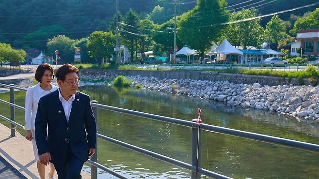 이재명 대통령이 24일 경기 포천 백운계곡을 찾아 하천·계곡 이용 실태와 안전관리 상황을 점검하고 있다/청와대