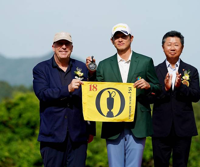양지호가 24일 충남 천안시 우정힐스CC에서 열린 코오롱 제68회 한국오픈골프선수권대회 파이널 라운드에서 우승을 차지, 올해 7월 영국에서 열리는 디오픈대회 출전권 획득을 기념하고 있다. (조직위 제공) 2026.5.24/뉴스1