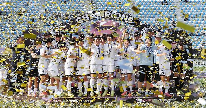 23일 오후 경기 수원시 수원종합운동장에서 열린 2025-2026 아시아축구연맹(AFC) 여자 챔피언스리그(AWCL) 결승 북한 내고향여자축구단과 도쿄 베르디의 경기에서 우승을 거둔 내고향 선수들이 세리머니를 하고 있다. 2026.5.23 . 뉴스1