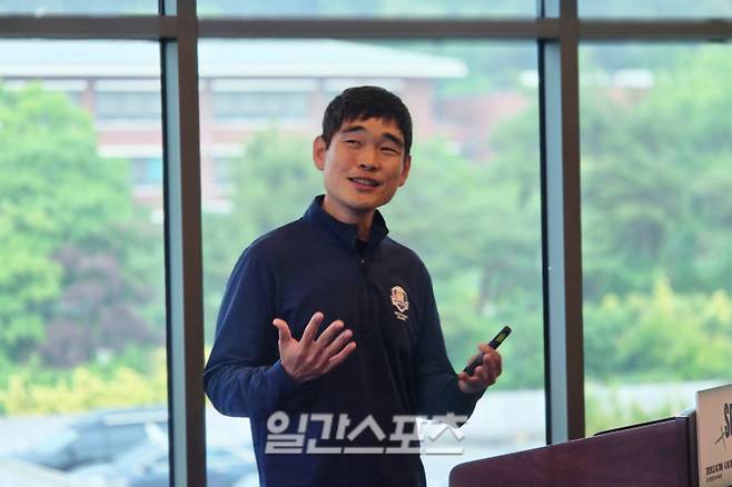 21일 용인시 처인구에 위치한 써닝포인트CC에서 열린 ‘2026 일간스포츠(IS) 스포츠 마케팅 써밋 아카데미(Sports Marketing Summit Academy·SMSA)’에서 강연 중인 김조셉 해설위원. 용인=윤승재 기자