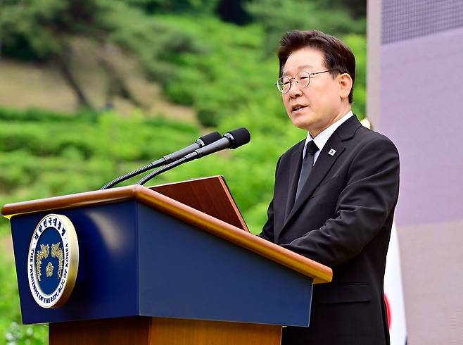 이재명 대통령이 23일 오후 경남 김해시 진영읍 봉하마을에서 열린 노무현 전 대통령 17주기 추도식에서 추도사하고 있다. 연합뉴스
