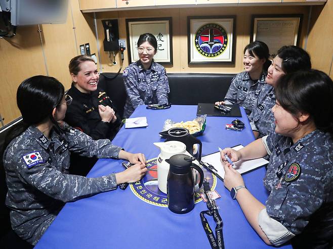 지난 8일 하와이에서 도산안창호함에 편승한 캐나다 해군 잠수함사령부 소속 브리타니 부르주아 소령(왼쪽 두번째)과 도산안창호함 승조원들이 친목을 도모하고 있다. 사진 해군