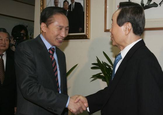 2007년 1월 2일 당시 한나라당의 유력 대권 후보인 이명박 전 서울시장이 김영삼 전 대통령의 상도동 자택을 찾아 김 전 대통령과 인사를 하고 있다. 중앙포토