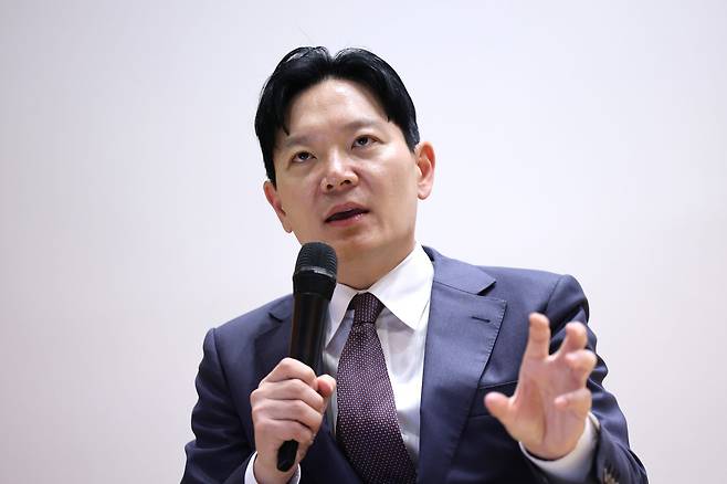 박상용 인천지검 검사가 24일 서울 여의도 국회 의원회관에서 열린 공소취소 찬반 토론회에서 발언하고 있다. 뉴스1